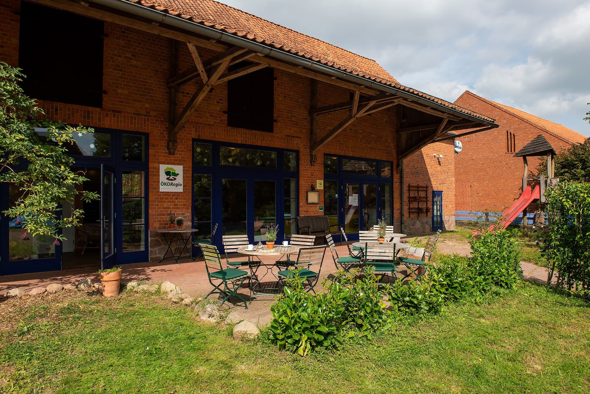 Das Café von außen mit Terrasse und Garten