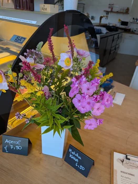Sommerblumenstrauß auf der Theke im Café