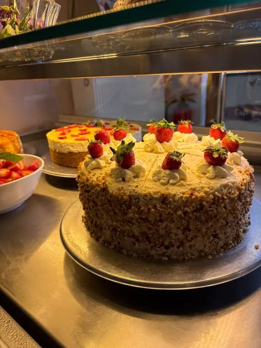 Sahnetorte mit frischen Erdbeeren auf der Theke