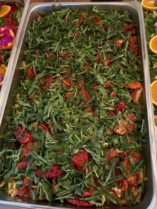 Große Platte mit Kräutern, Erdbeeren und Blüten