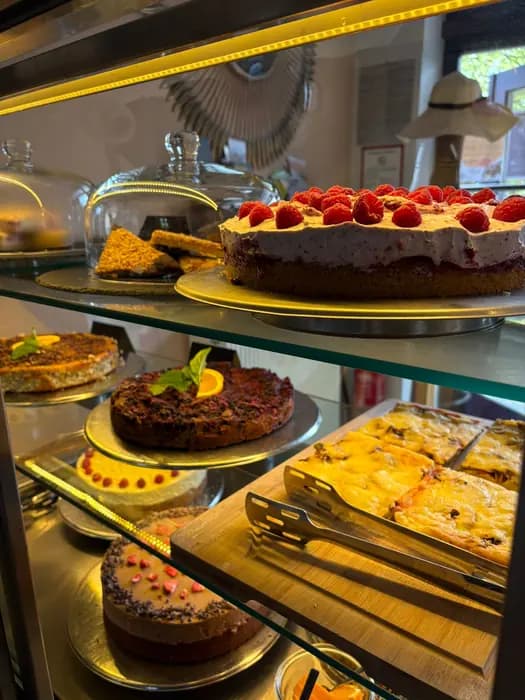 Kuchenauswahl in der Vitrine, unter anderem eine Schokoladentorte mit Erdbeeren
