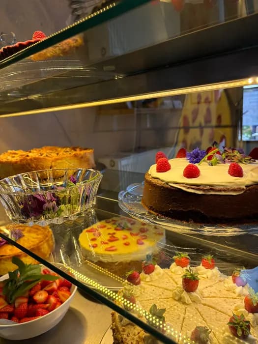 Blick in die Kuchenvitrine mit mehreren Torten