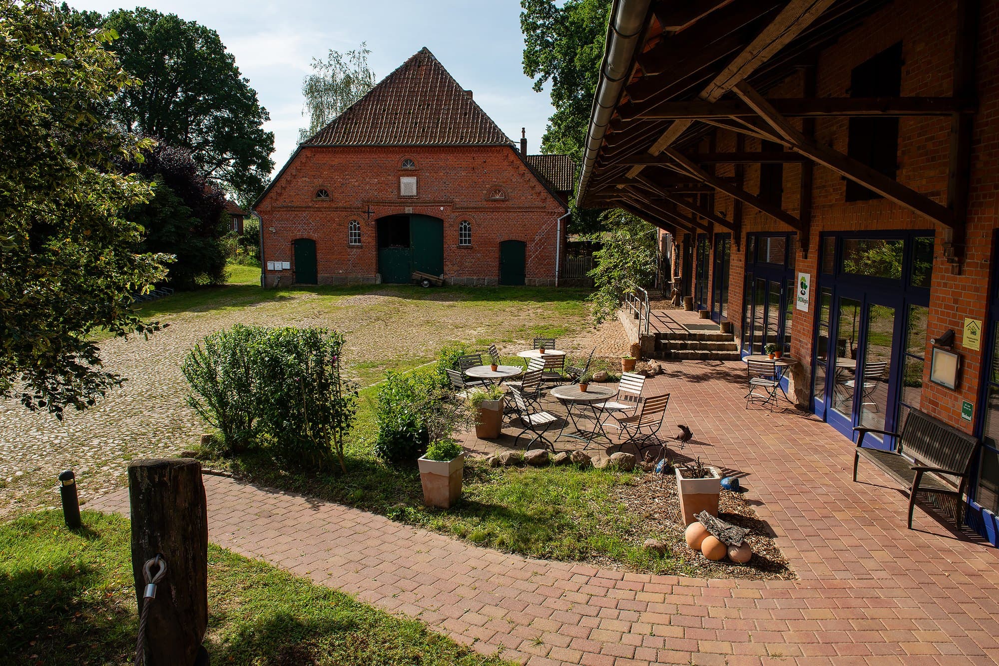 Der Hof mit Terrasse und Sitzplätzen vor dem Café