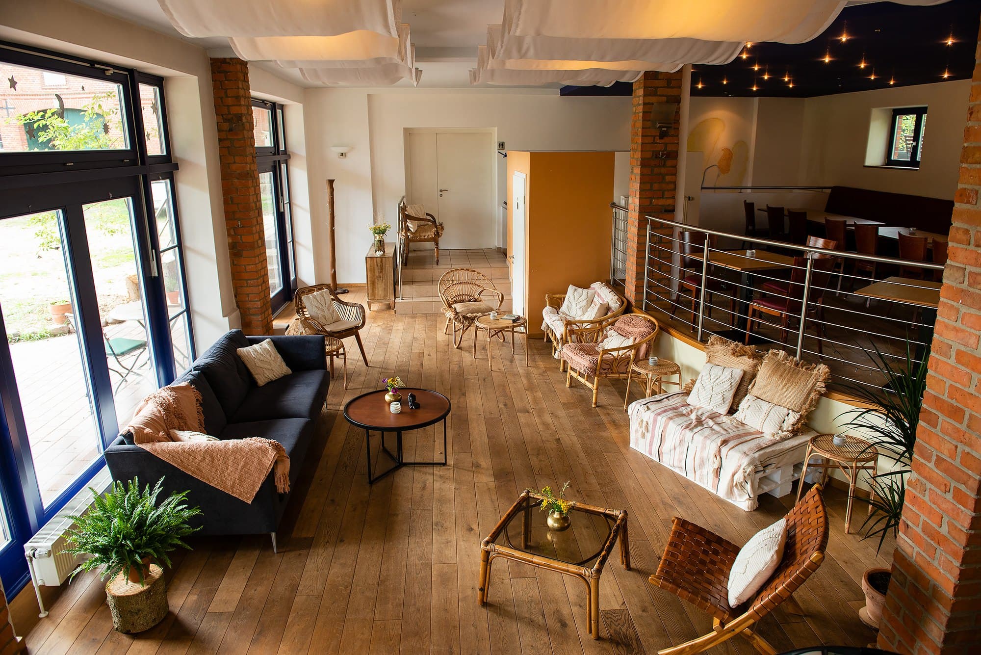 Sitzgruppe im Café mit Sofas und großen Fenstern