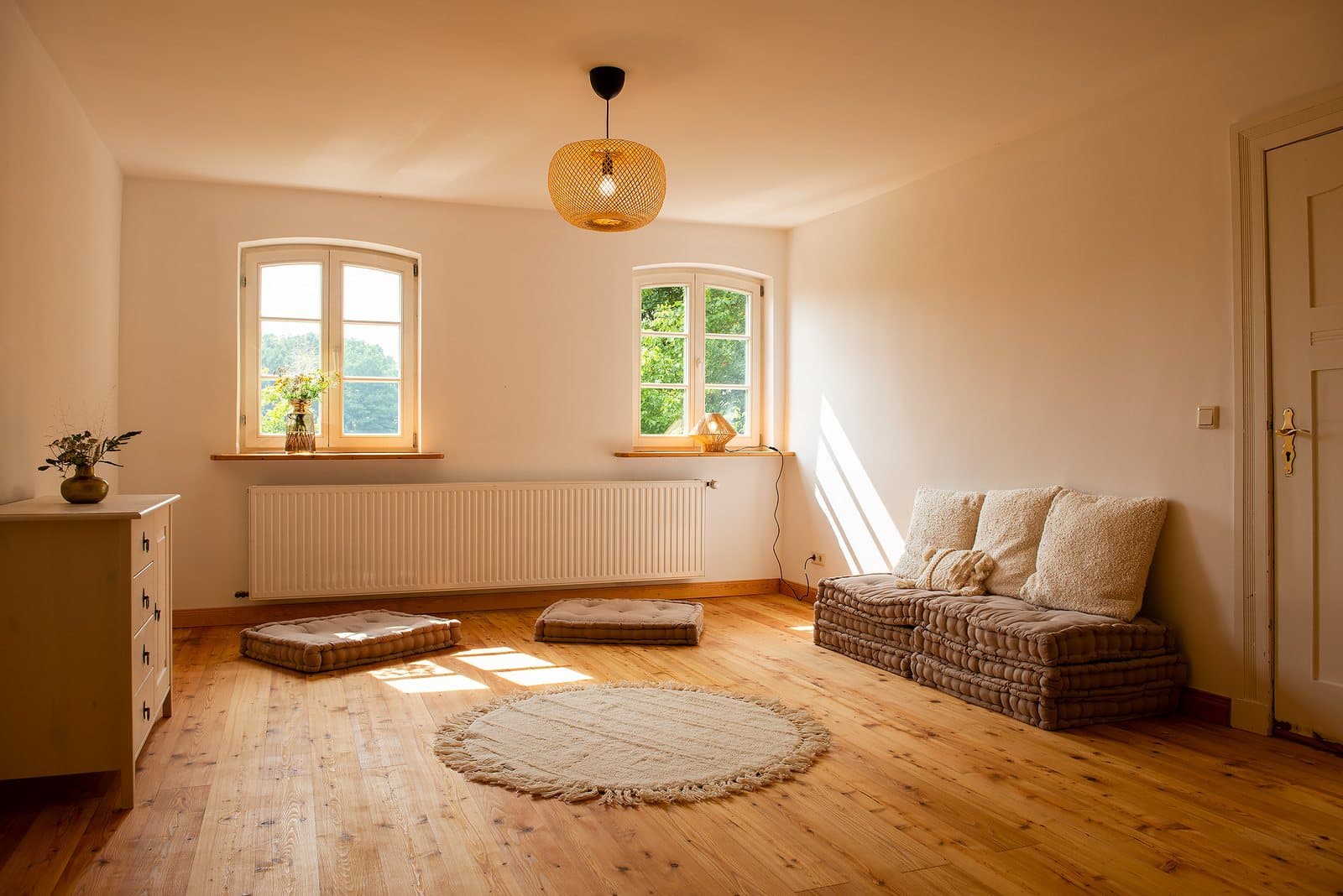 Heller Raum mit Sitzecke und Dielenboden