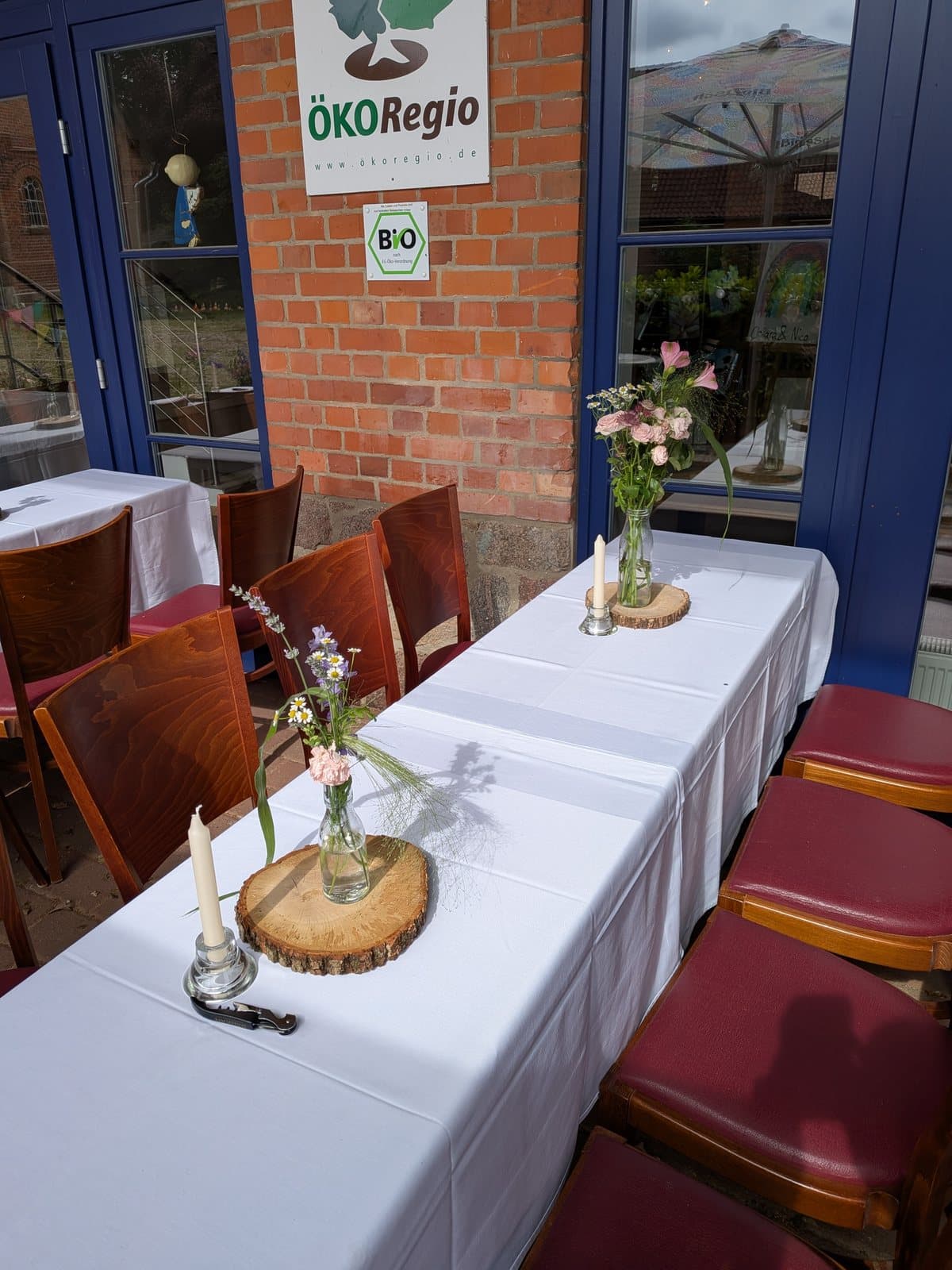 Weiß gedeckte Tafel mit Wiesenblumen für eine Feier